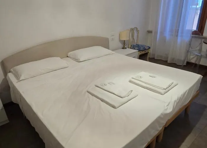 The Golden Secret Court Penzion Benátky